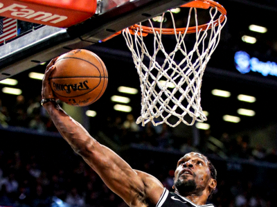 NBA季后赛激烈对抗瞬间 - 球员飞身扣篮特写