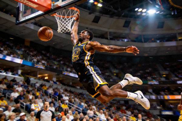 NBA球员飞身扣篮精彩瞬间 - 力量与美学的结合