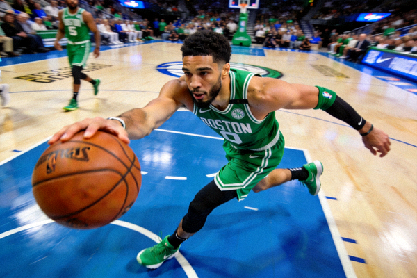 NBA东部决赛凯尔特人球员塔图姆突破上篮瞬间