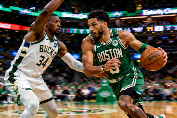 NBA季后赛东部焦点对位 - 塔图姆与字母哥的锋线攻防大战瞬间