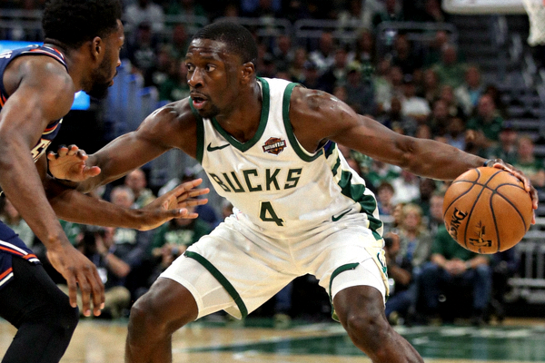 NBA季后赛防守悍将 - 霍勒迪贴身紧逼防守，展现顶级外线封锁能力