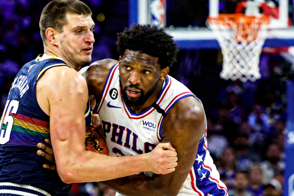 NBA季后赛内线巨兽碰撞 - 约基奇与恩比德在低位要球对抗特写