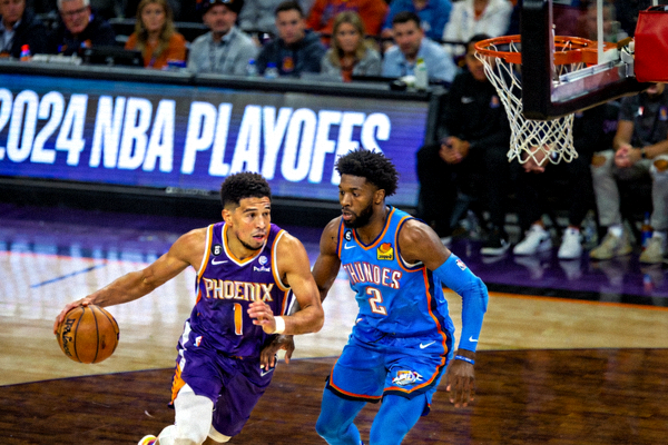 NBA季后赛西部顶级后卫对决 - 布克与亚历山大外线持球单打画面