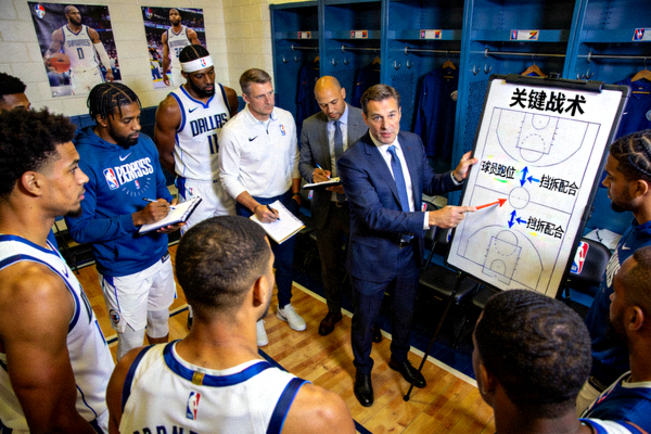 NBA季后赛战术板分析 - 教练组布置关键战术，球员围拢聆听指示