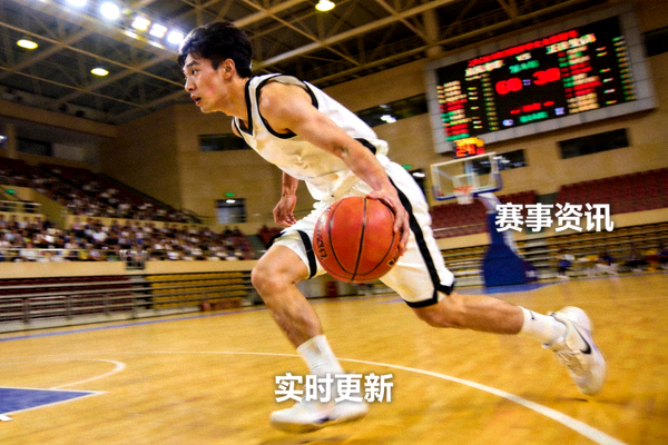 篮球场馆内球员持球推进的画面，用于平台功能与资讯栏目介绍