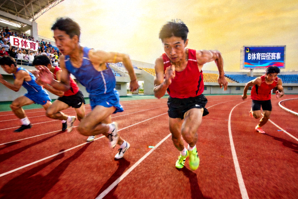 B体育田径赛事现场 - 跑道上运动员全力冲刺瞬间